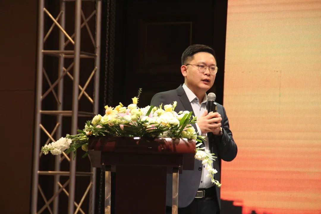 袁總.jpg 袁總.jpg